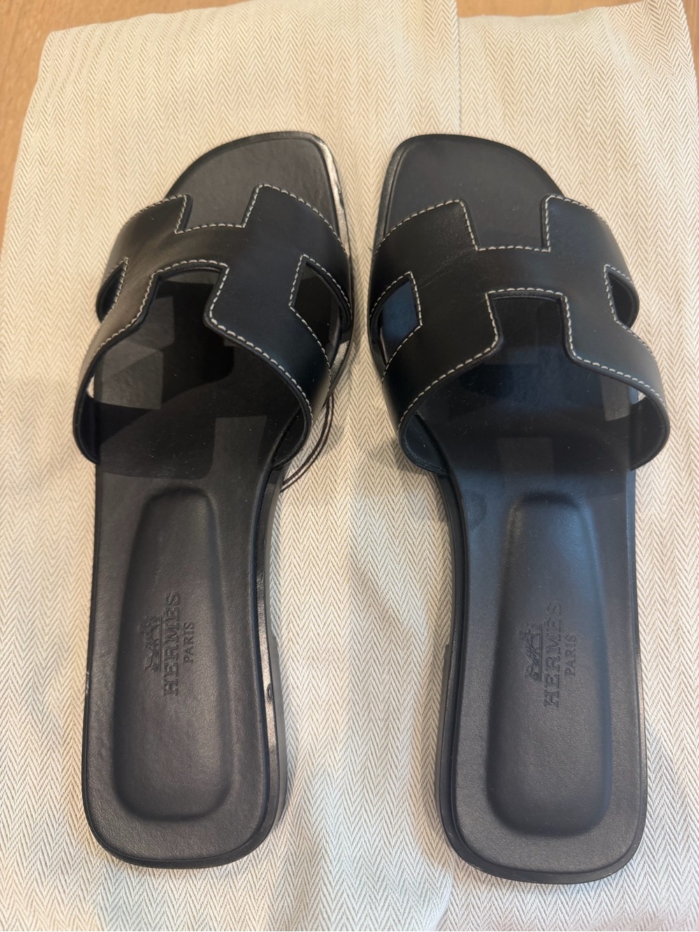 Hermes Oran Slide Sandals in Noir Leather - Picture 2 of 4